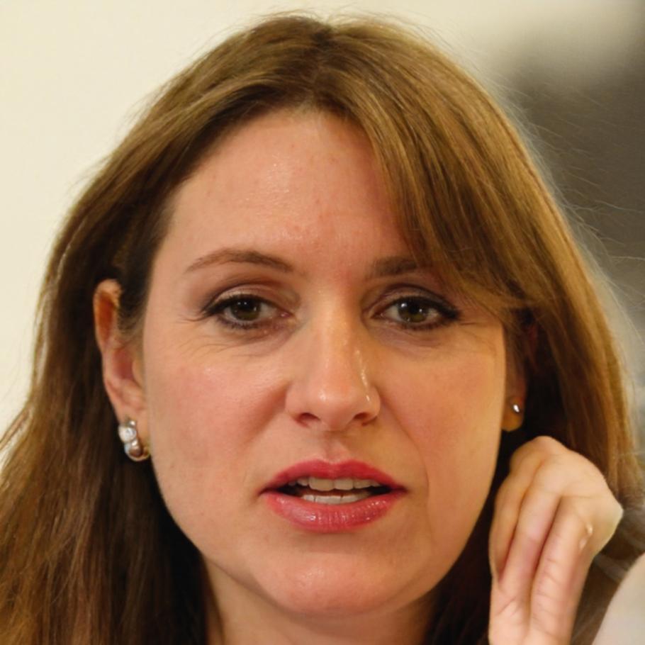 Especialista en finanzas personales mostrando gráficos de progreso